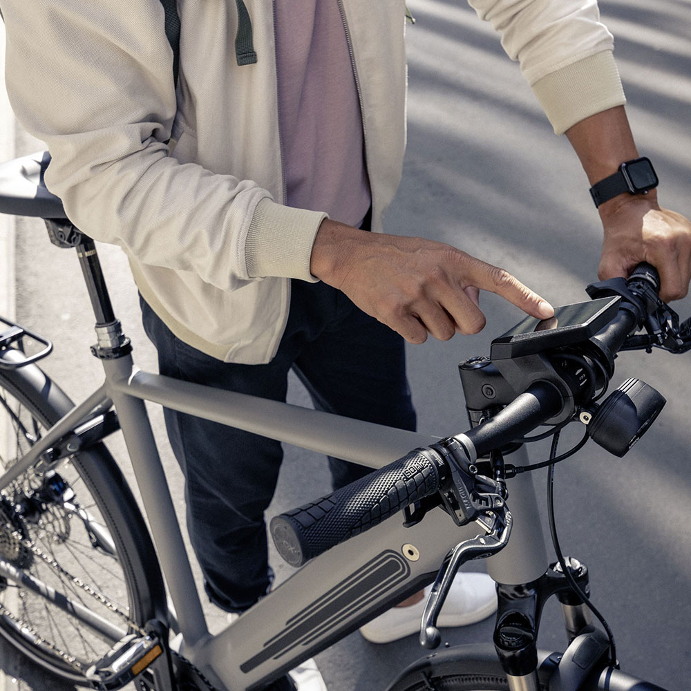 Homme debout à côté d'un vélo électrique Bosch