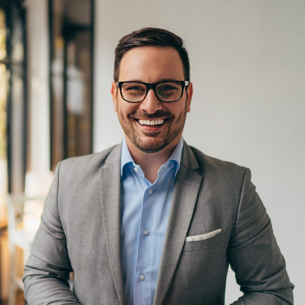 Retrato de un joven hombre de negocios en su oficina