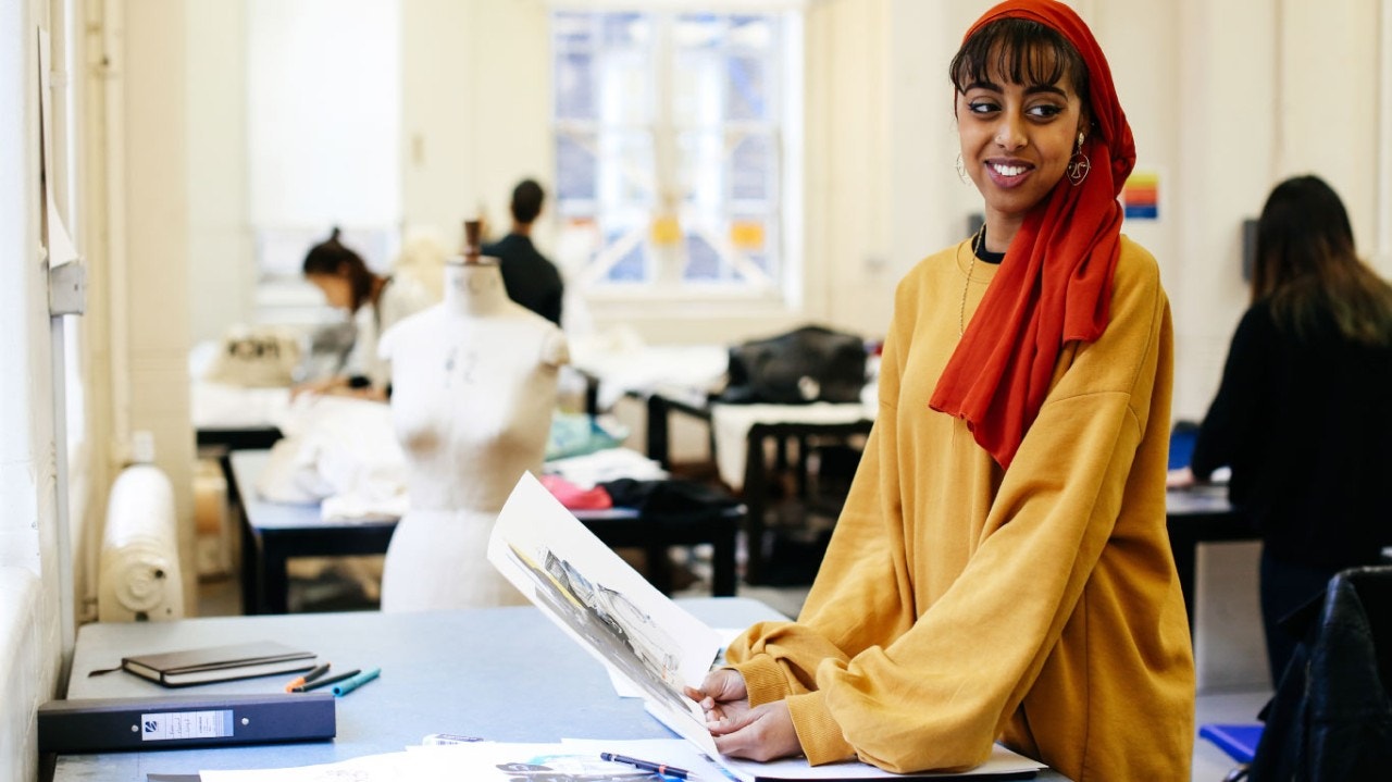 Étudiant à une table de travail