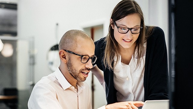 Deux collègues travaillant ensemble