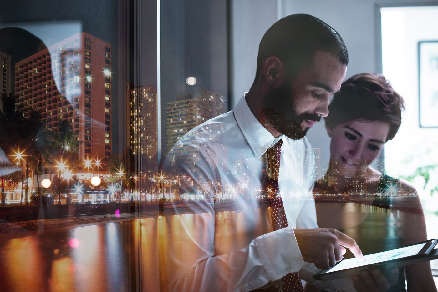 タブレットを利用する男女