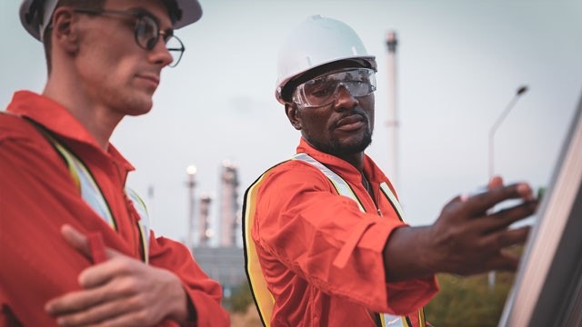Un ingénieur civil fait des plans et présente un briefing pour la sécurité et la construction de l’usine sur un site de raffinage de pétrole.