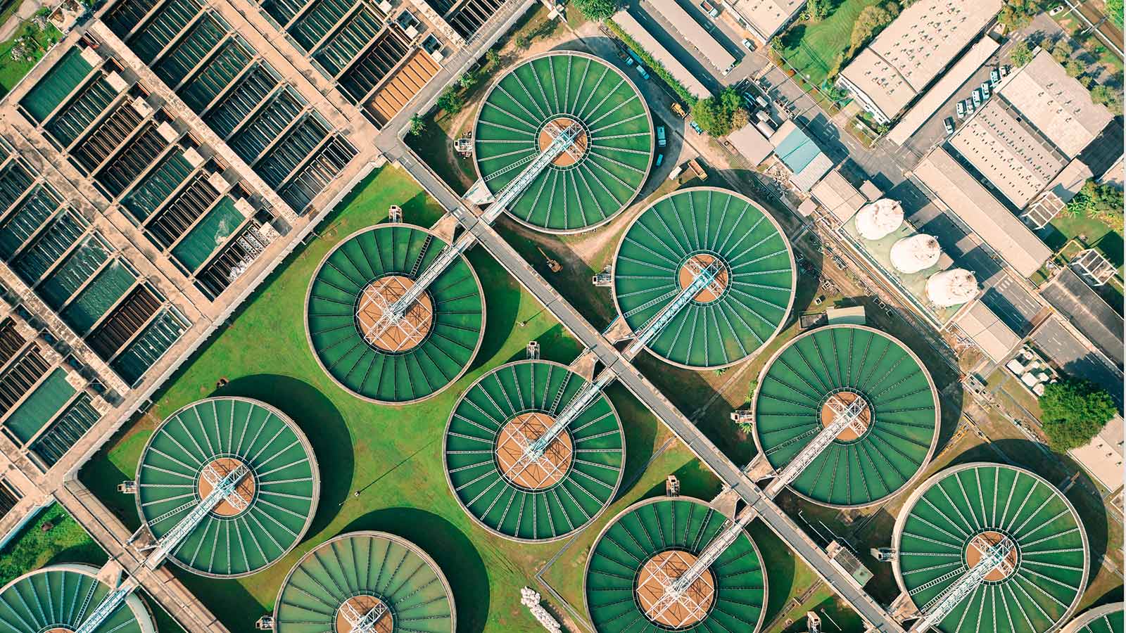Vista aérea de una planta de tratamiento de agua.