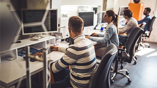 Jeunes femmes au travail