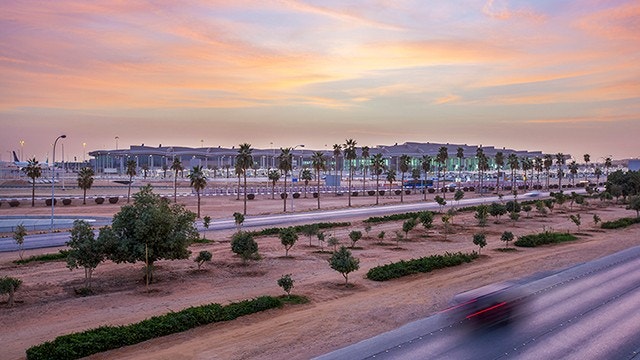 Pistas del aeropuerto internacional Rey Khalid al atardecer