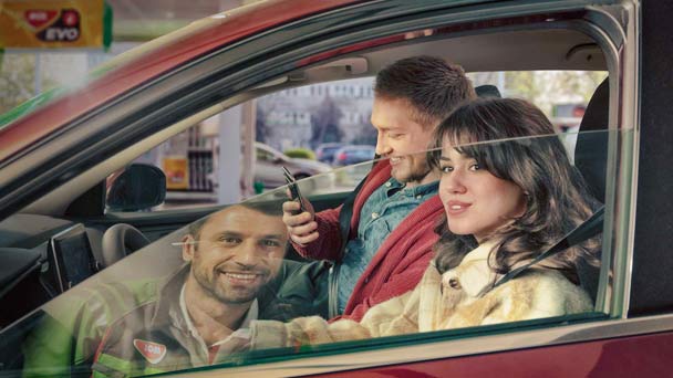 自動車に乗る男女