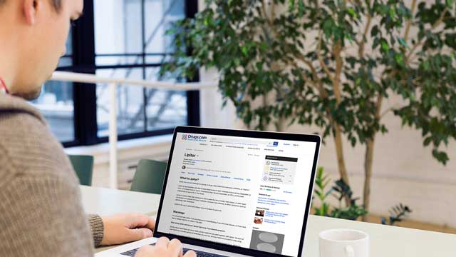 Un homme qui consulte Drugs.com sur un ordinateur portable