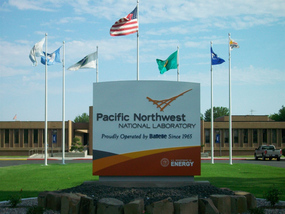 Diversas bandeiras hasteadas em frente à sede do PNNL