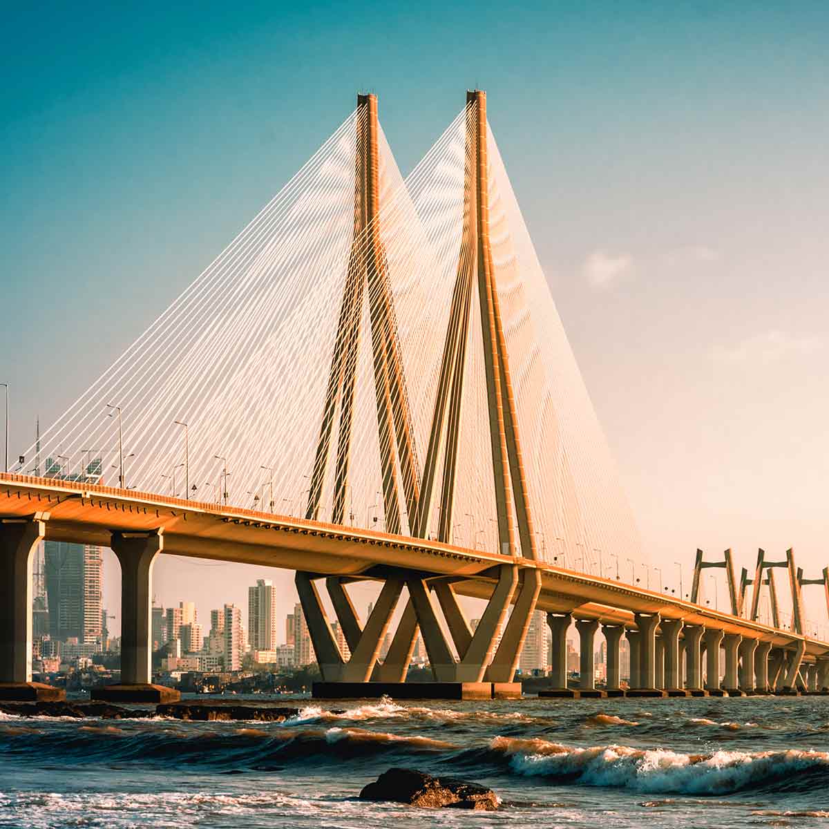 Sebuah jembatan kabel yang menghubungkan Bandra dengan Worli di Mumbai, India, terlihat dari pantai