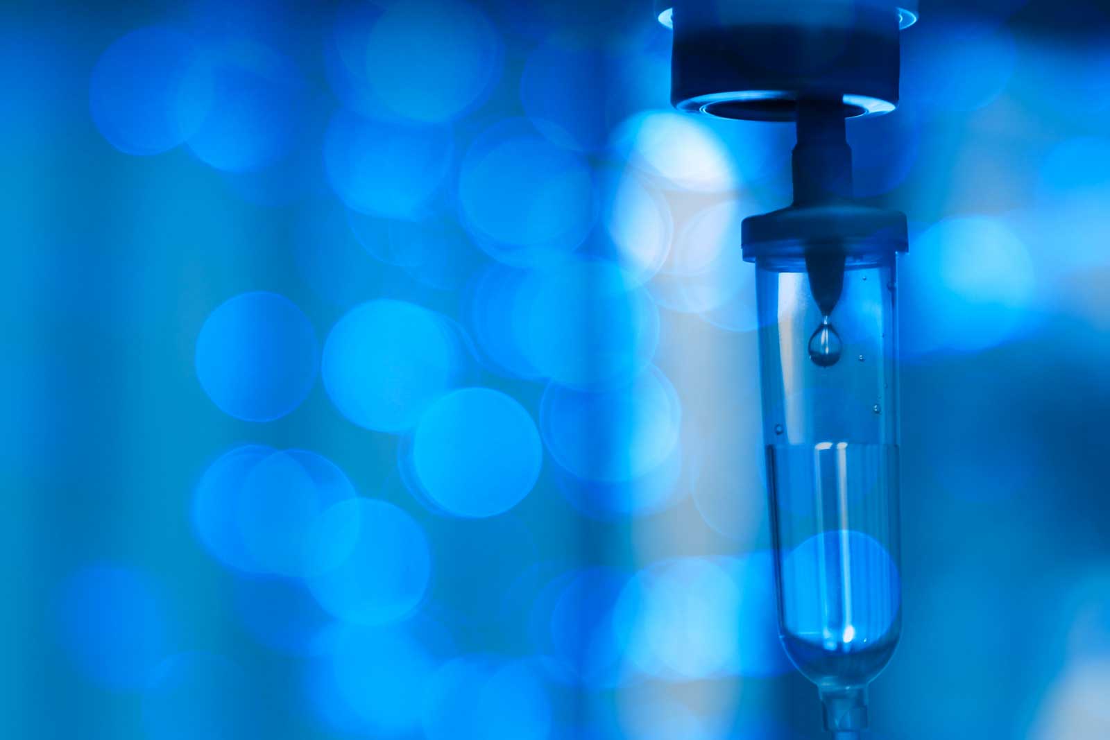 Gros plan sur une perfusion intraveineuse