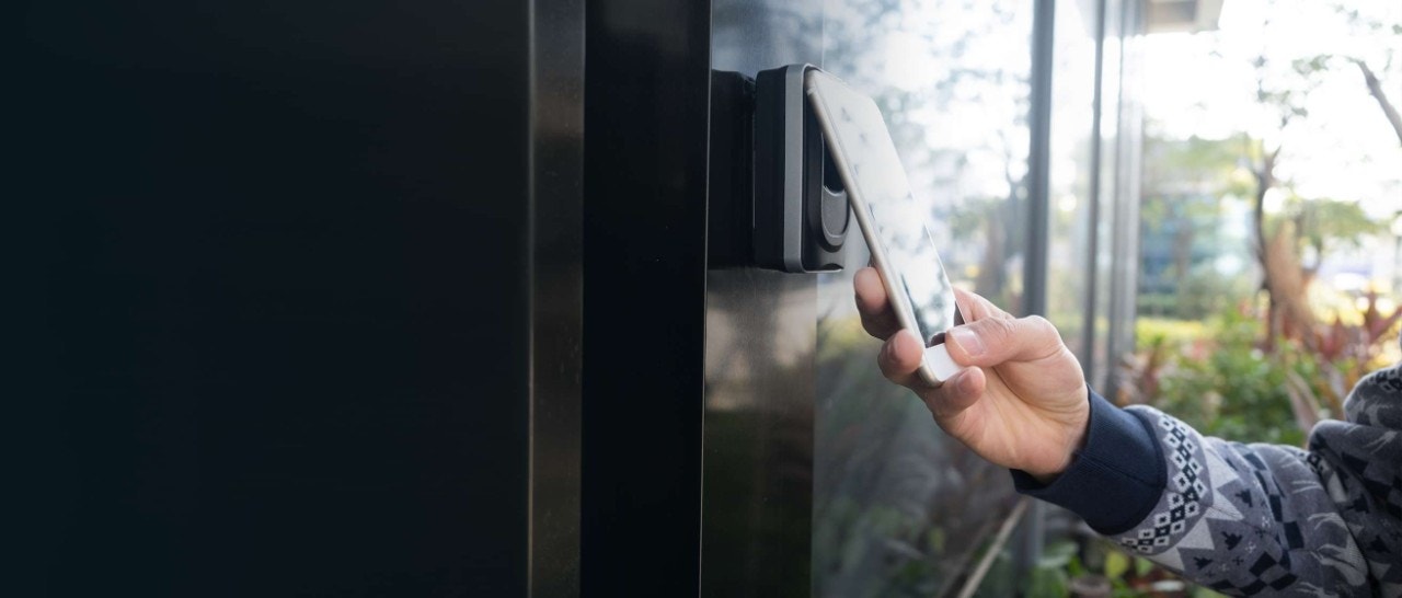 hand of a man holding a celphone