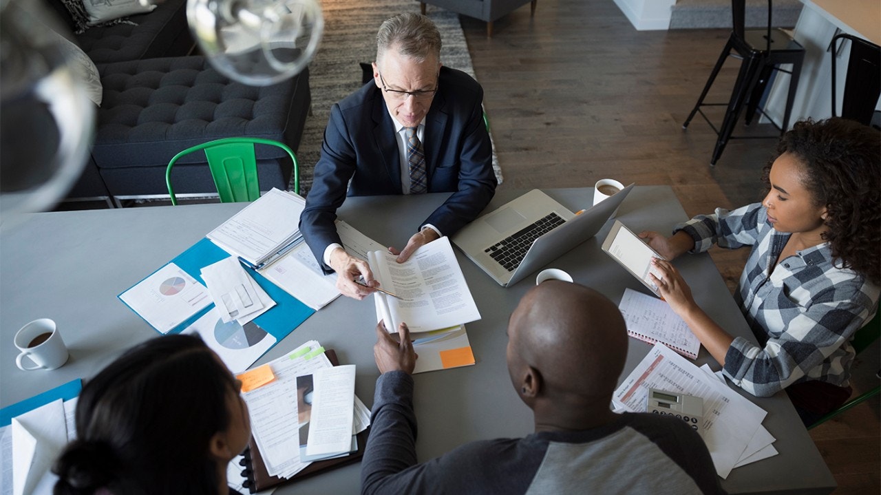 Conseiller financier avec un ordinateur en réunion