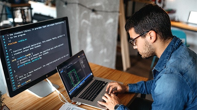 Un informaticien travaillant à son bureau