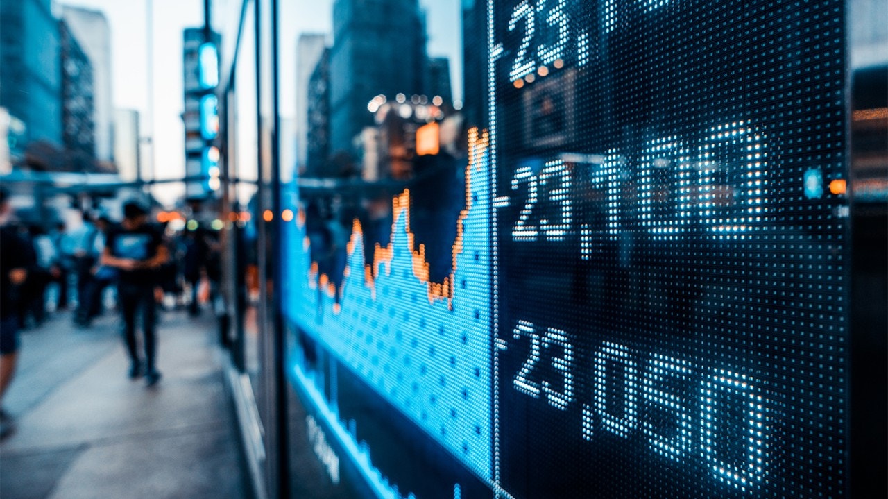 Chiffres boursiers et reflet des lumières de la ville