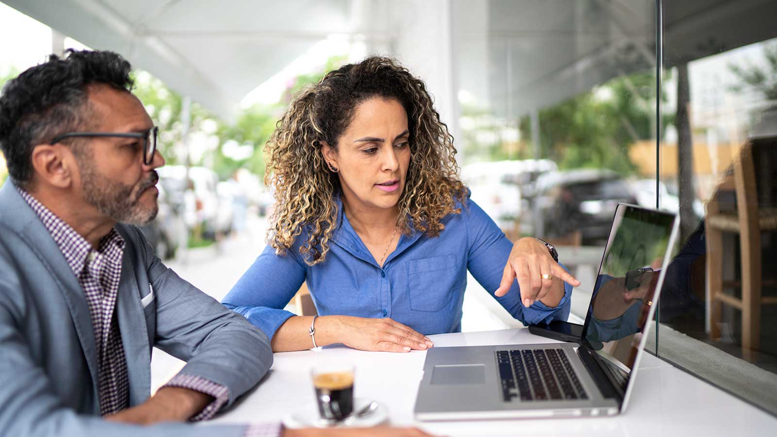 Deux collègues travaillant ensemble sur un ordinateur portable