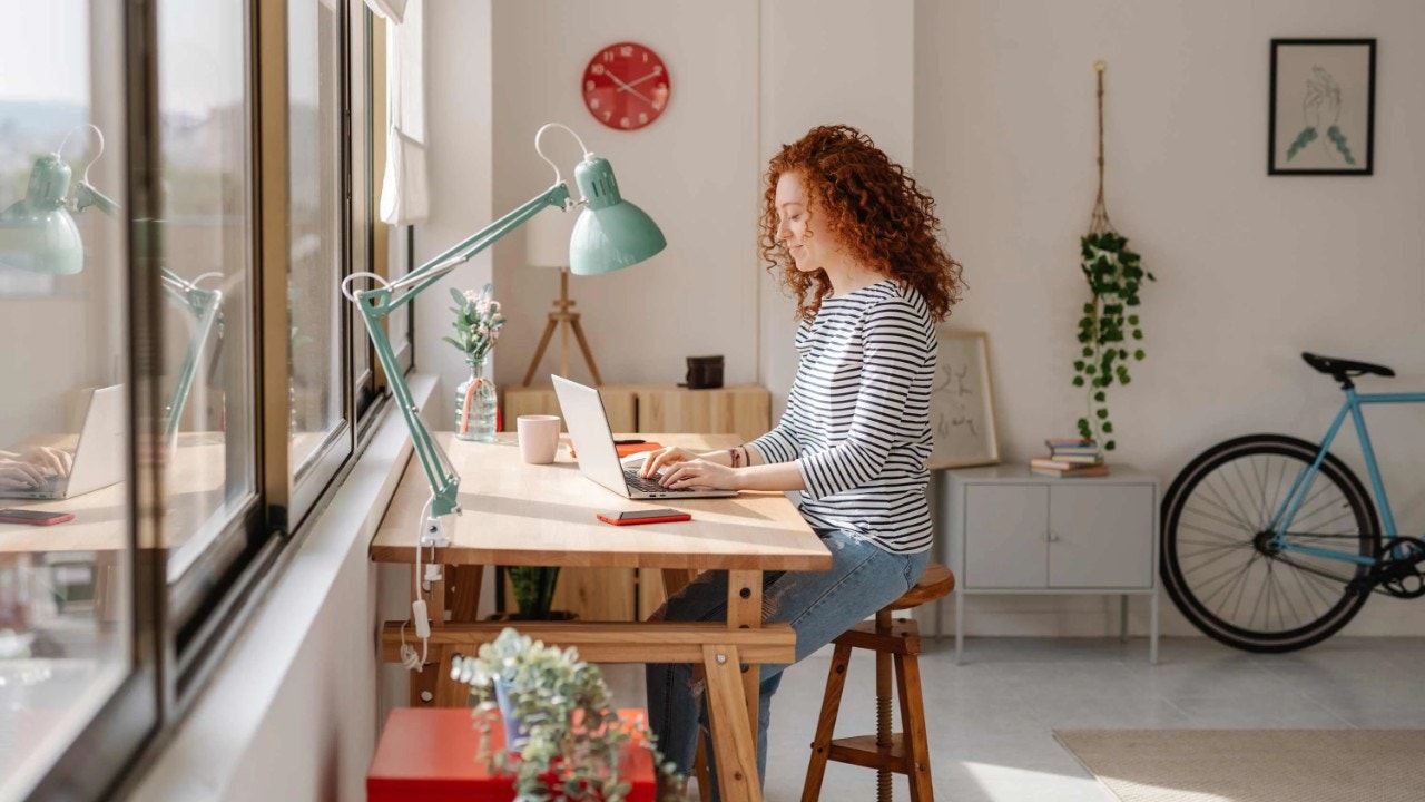 Jeune femme utilisant une tablette numérique à son bureau
