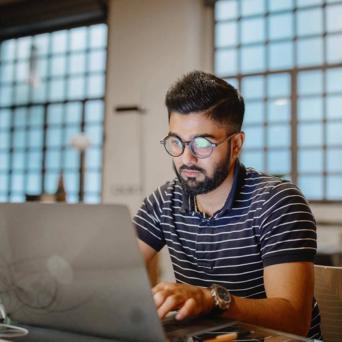 Homme d'affaires utilisant un ordinateur portable pendant une nuit au bureau
