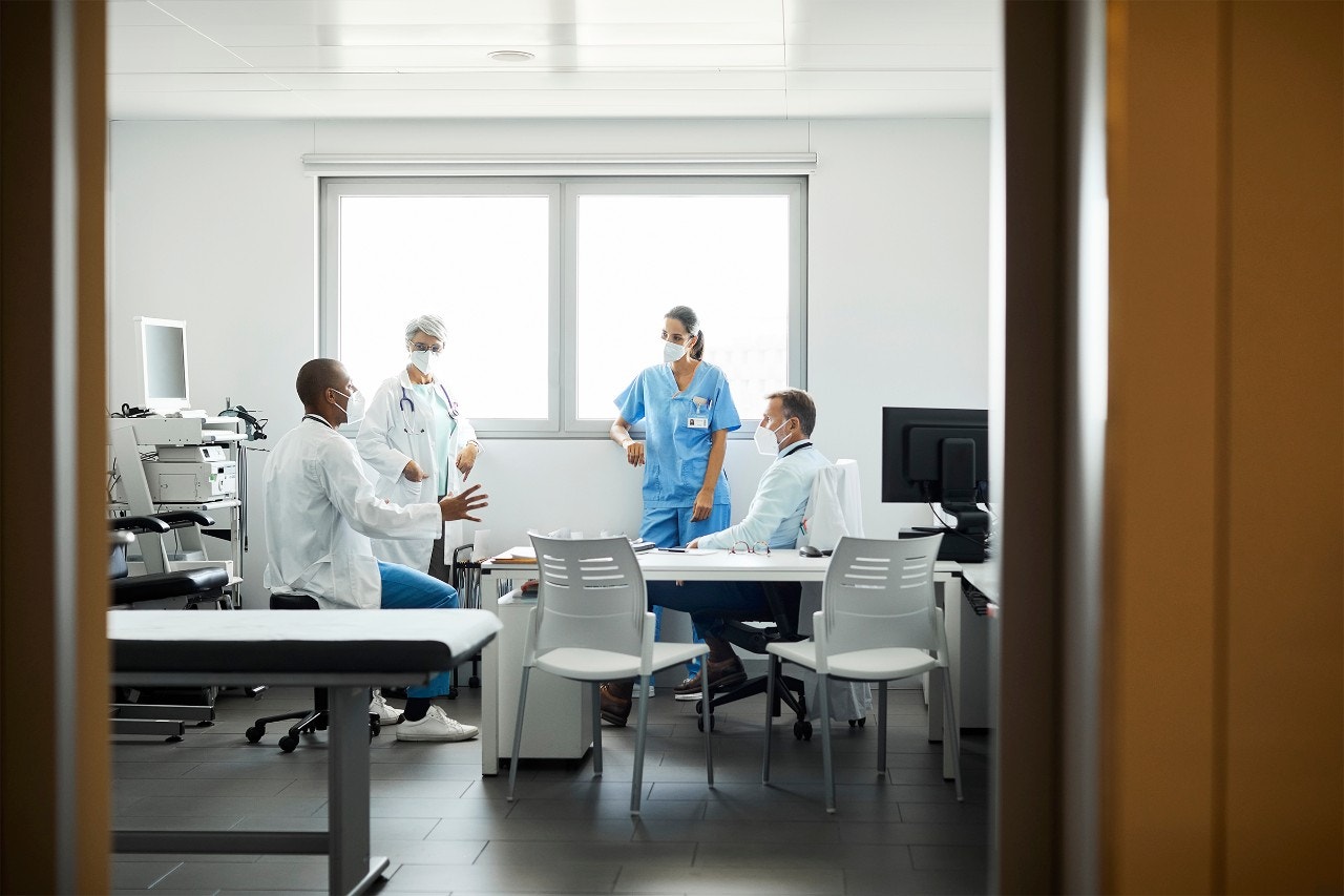 Profesionales médicos masculinos y femeninos discutiendo durante una reunión