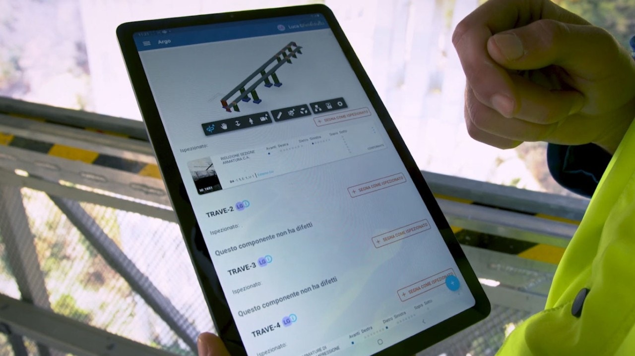 Hombre mirando un puente renderizado digital en una tableta