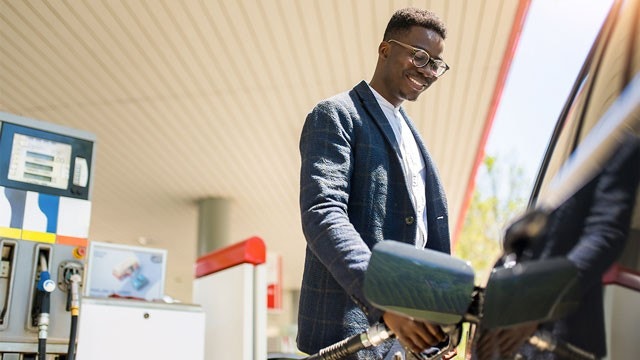 Homme faisant le plein de sa voiture à la station-service