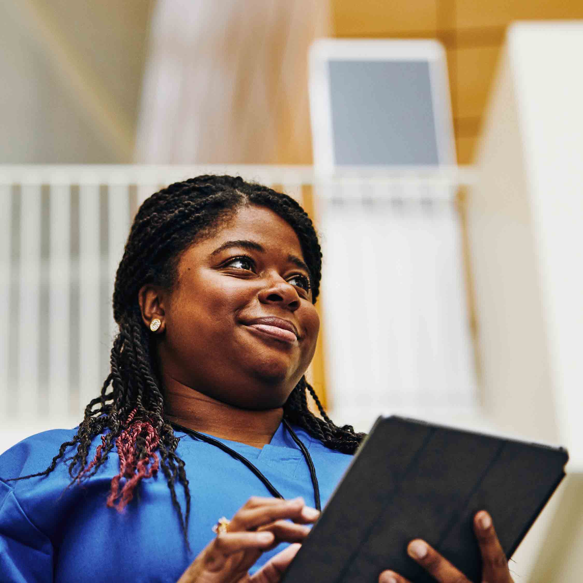 微笑的女性医疗保健提供者使用数字平板电脑