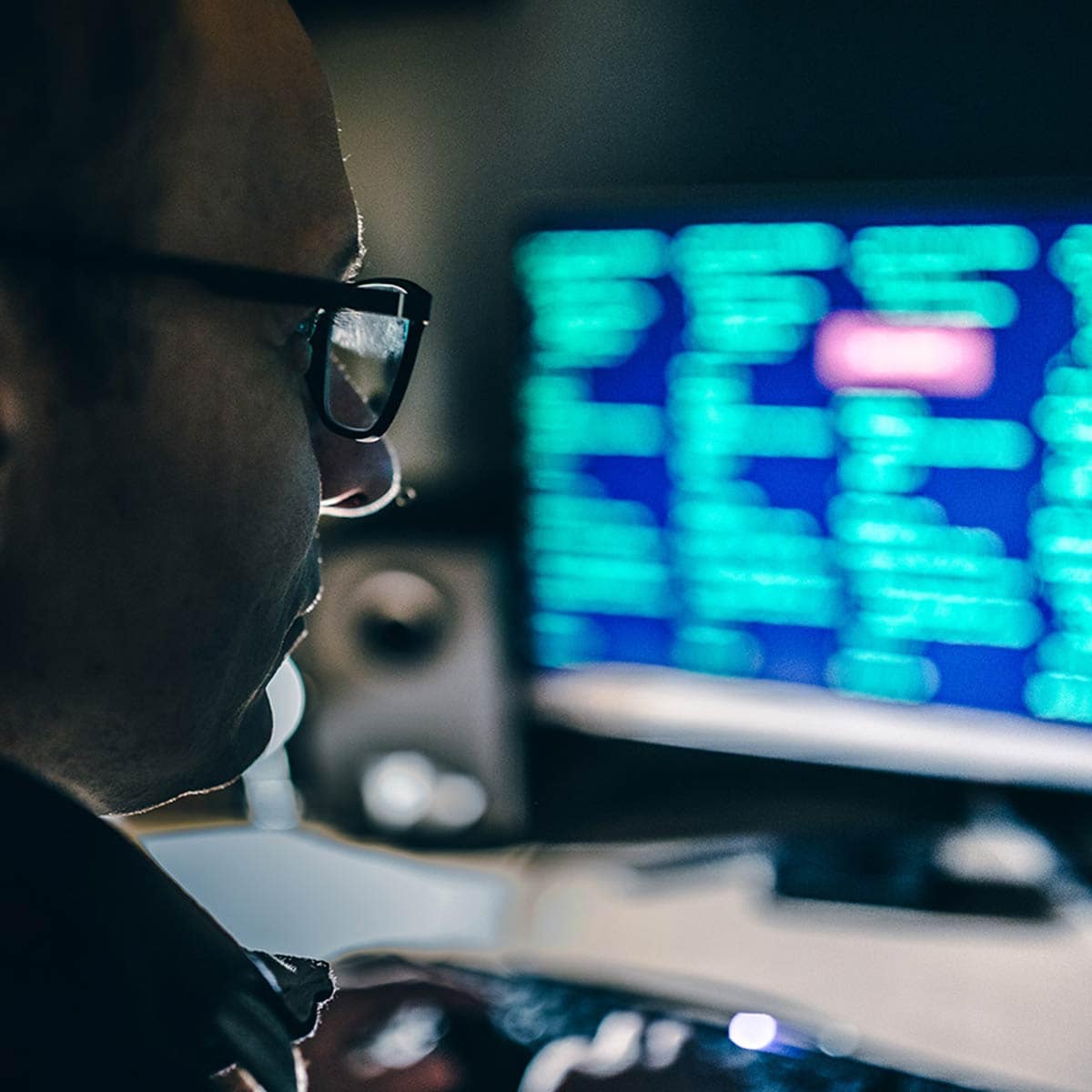 Homme regardant un écran d'ordinateur