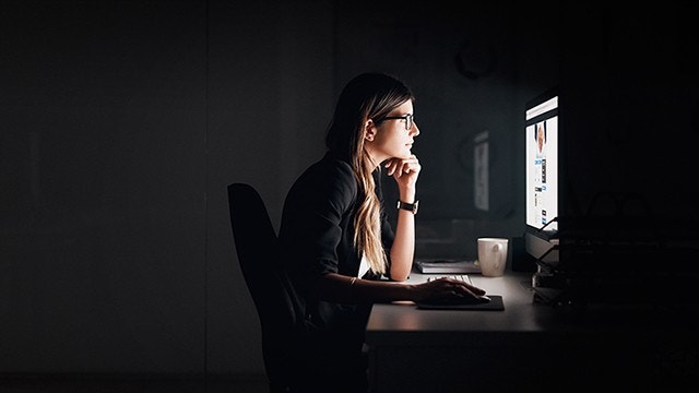Jeune femme travaillant sur un ordinateur
