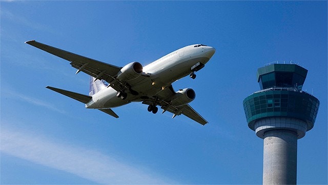 Flugzeuglandung neben einem Kontrollturm