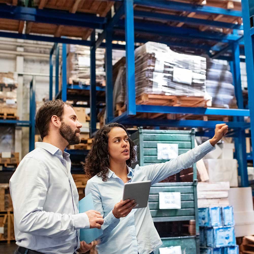 经理和主管在仓库清点库存