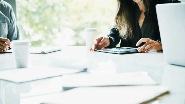 Compañeros de trabajo reunidos en la oficina