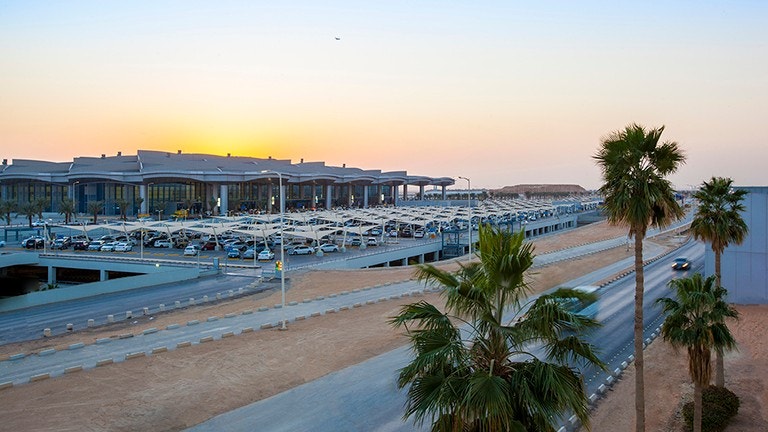  El frente de la puerta del Aeropuerto Internacional King Khalid