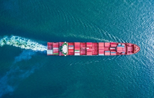 Buque de carga en el mar