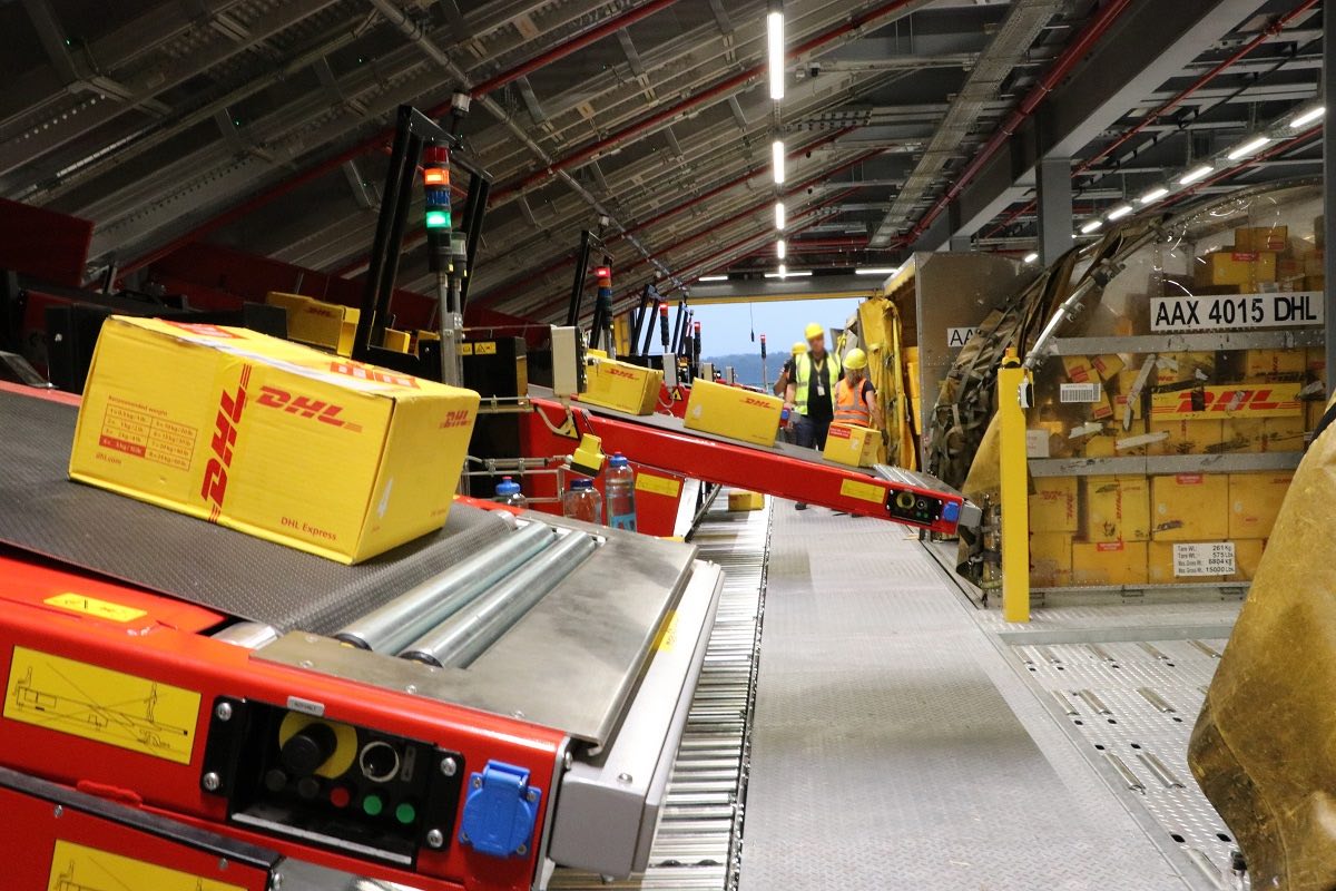 Interior del almacén de la fábrica de envíos de DHL