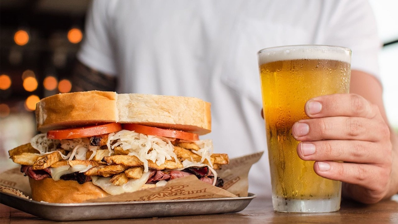 Personne assise à table avec une boisson devant elle