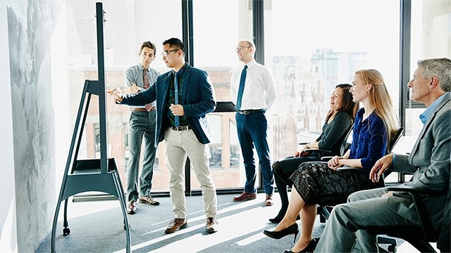 Geschäftsleute die mit einem Whiteboard präsentieren
