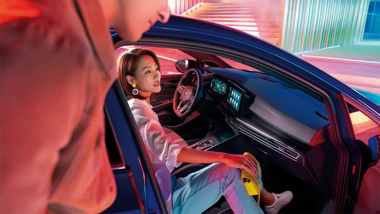 Volkswagen에서 내리는 여성