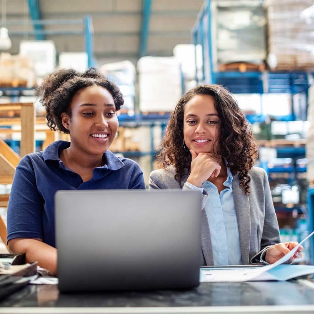 在工厂使用笔记本电脑的仓库员工