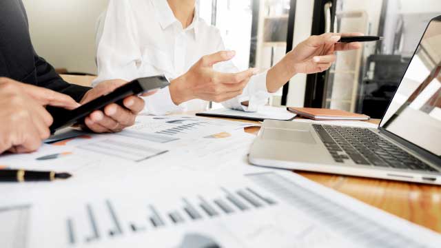 Mujer de negocios trabajando en tableta