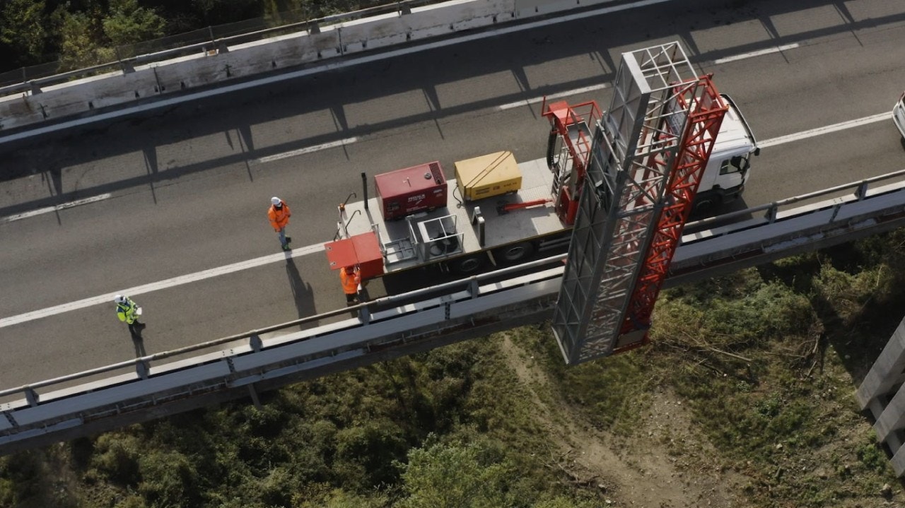 Equipo de construcción trabajando en un puente