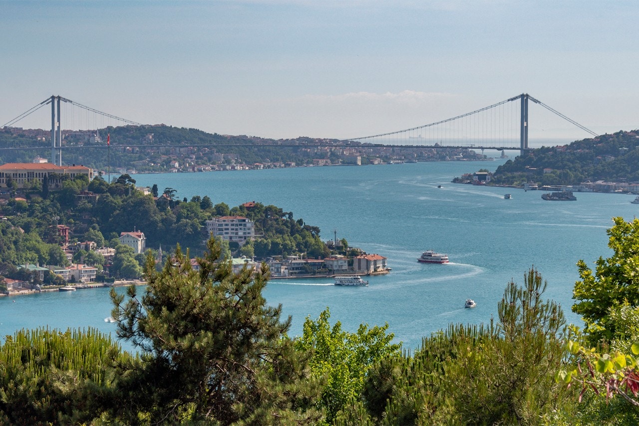 Pemandangan Selat Bosphorus dan Jembatan Martir 15 Juli di latar belakang pada hari yang cerah.