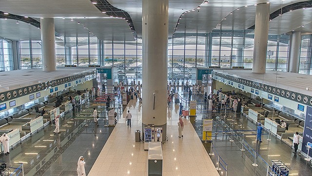 Dentro de la entrada principal del Aeropuerto Internacional King Khalid