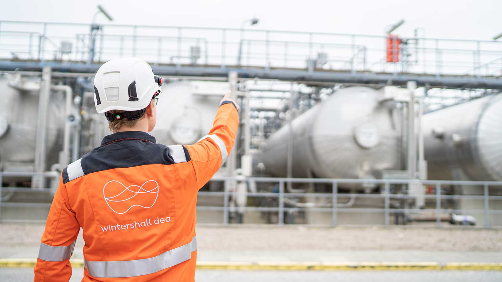 Trabajadora de Wintershall Dea en el centro de producción de Holstein (estación terrestre de Dieksand) en Friedrichskoog, Schleswig-Holstein.