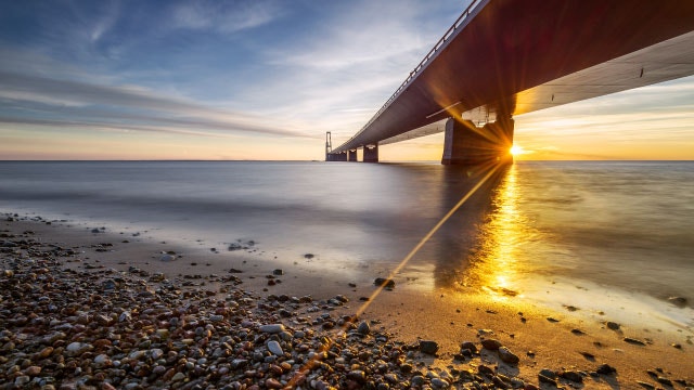 Le pont du Grand Belt danois au coucher du soleil