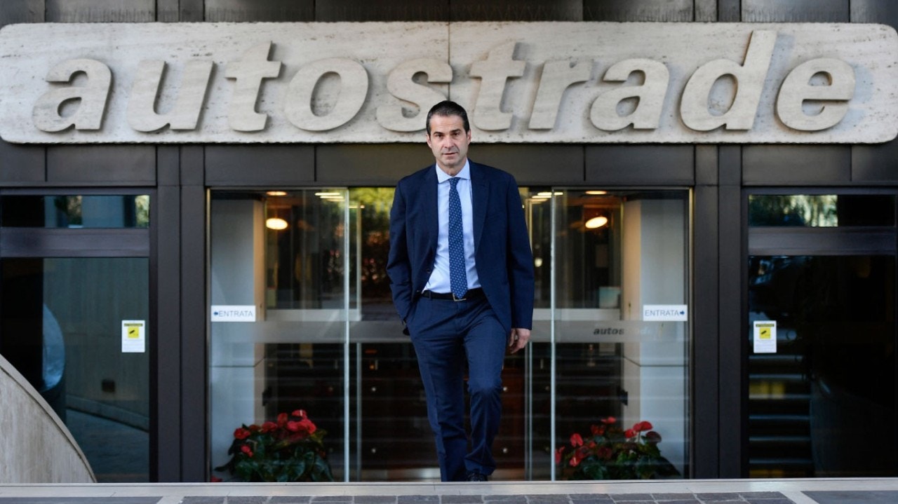 AD ASPI Tomazi fuera del edificio Autostrade