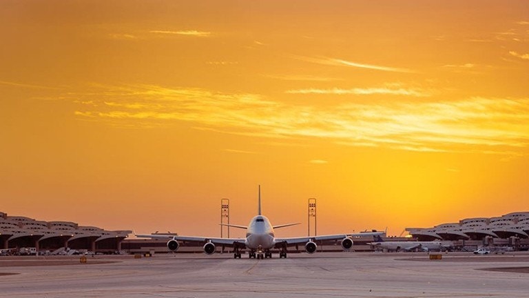  Avión despegando en el Aeropuerto Internacional King Khalid 