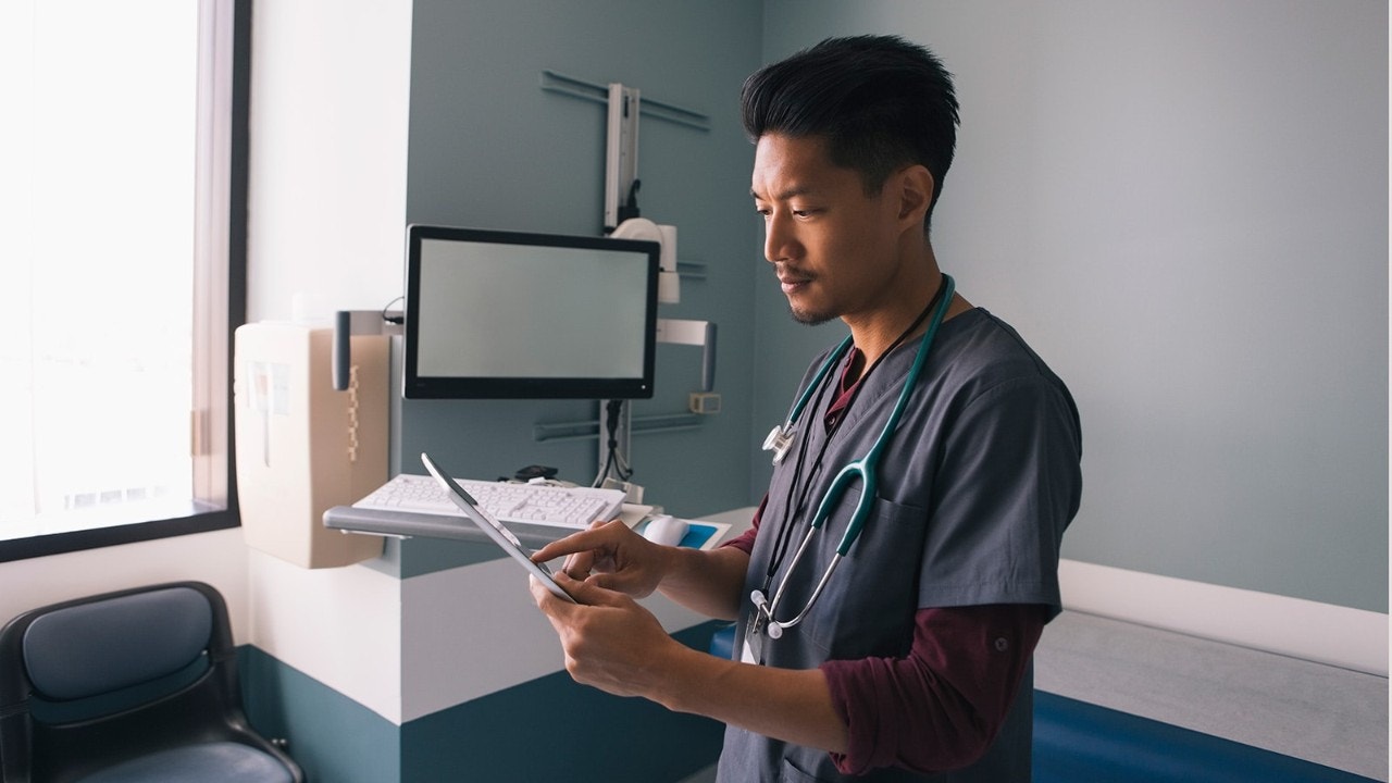 使用数字平板电脑的男性医疗保健提供者