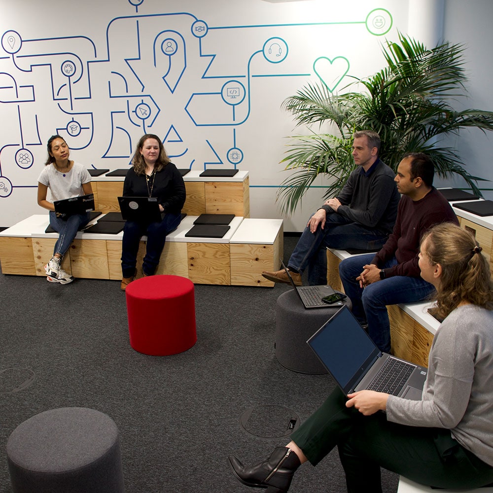 Réunion d'équipe avec des ordinateurs portables