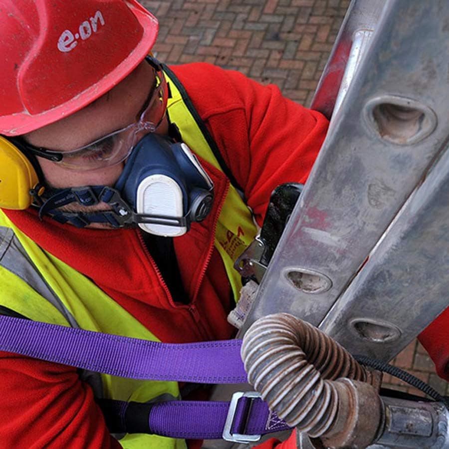 Ouvrier réalisant des travaux d’isolation