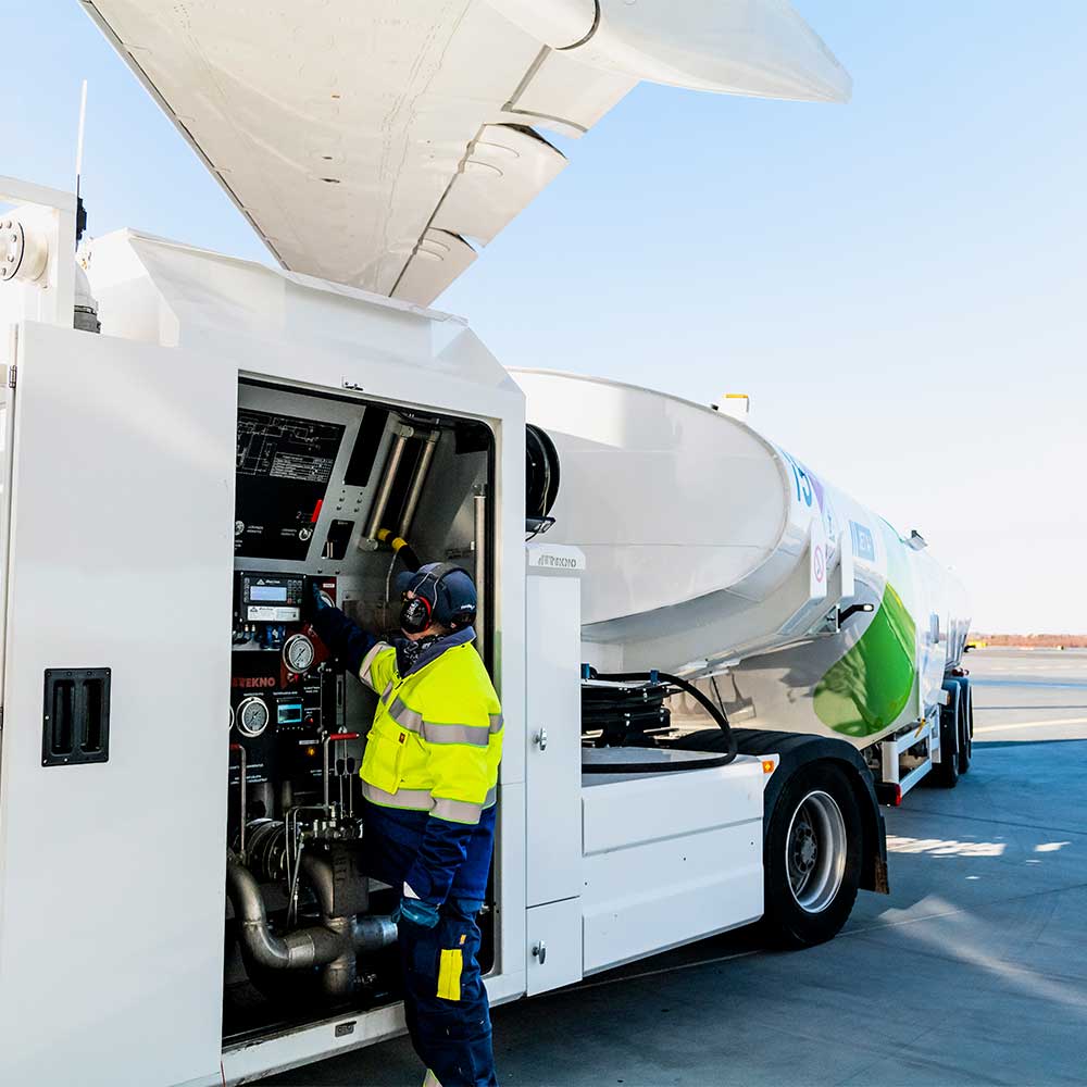 Camion-citerne de carburant d'aviation durable sur un aéroport