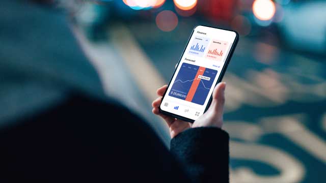 seorang wanita memeriksa data keuangan rekening bank online-nya di ponsel pintar